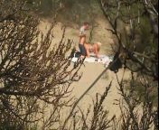 На природе незнакомэ мужики трахают красивую девушку